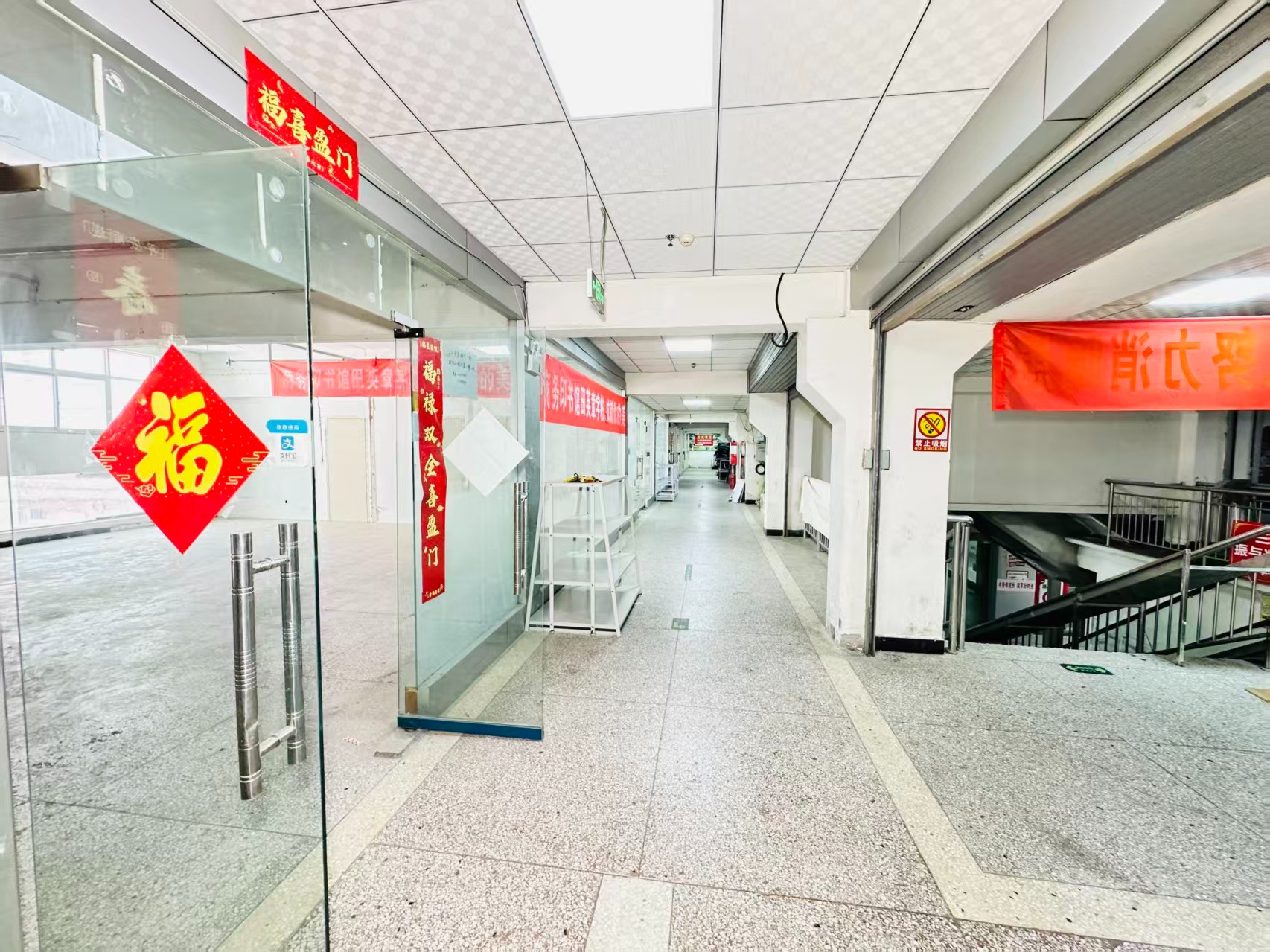 秦岭路灵活办公空间，满足企业不同发展阶段需求 ✨ 商业配套完善，助力企业快速成长 ✨ AI产业资源链接，共建创新生态 ✨ 办公、展示、运营一体化空间  现在入驻，抢占AI产业发展新赛道！_COPY