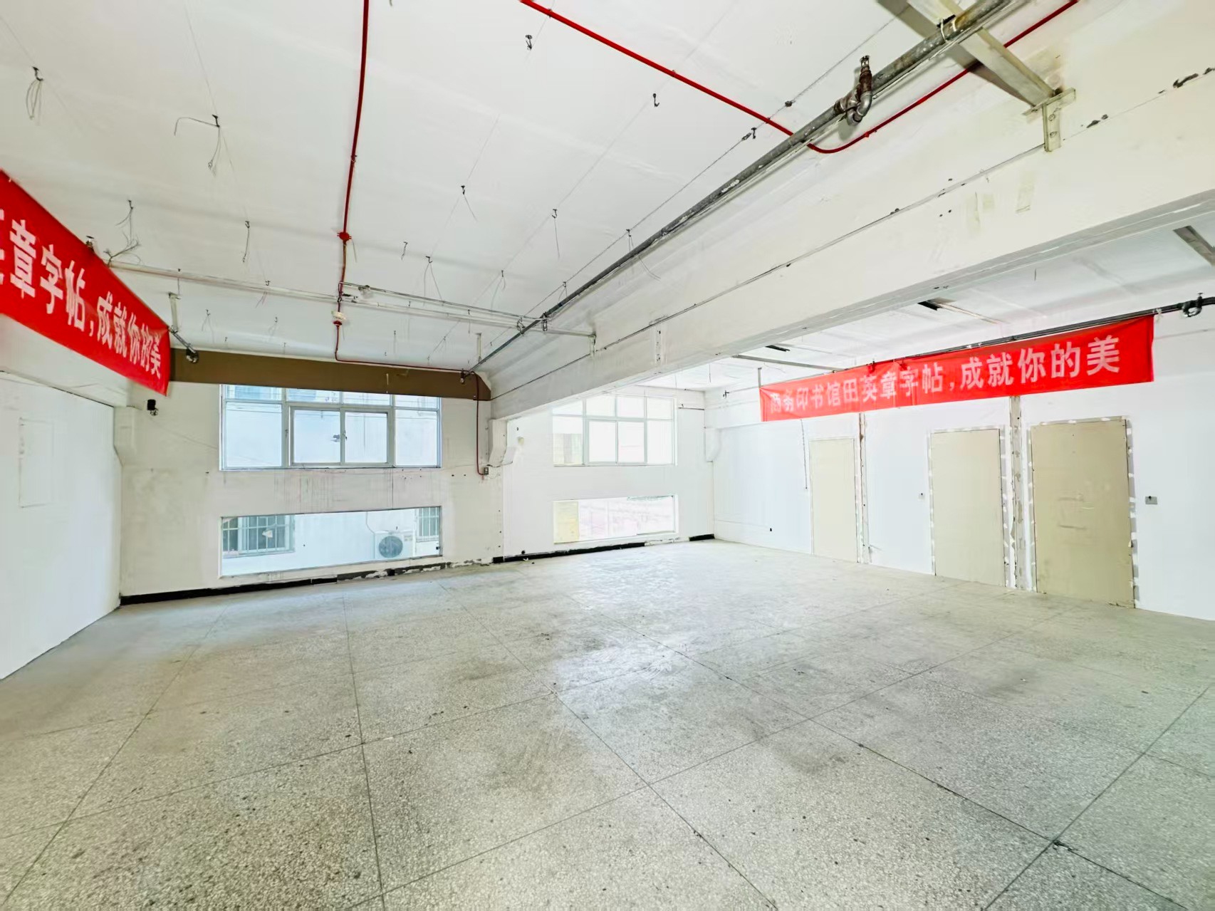 秦岭路重点吸引人工智能应用、数字经济、电商直播、智能制造服务、软件开发、科技创新企业及创业团队入驻